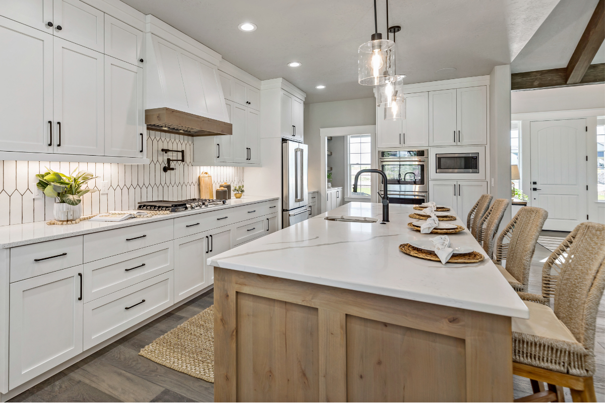 Luxury kitchen by Pleasant View Construction